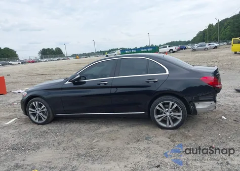 2015 Mercedes-Benz C 300 Luxury 4Matic z USA, uszkodzony, nr VIN 55SWF4KB6FU042101